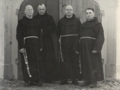 br. Amand Albin Morcinek OFM, 2 od lewej. Goruszki