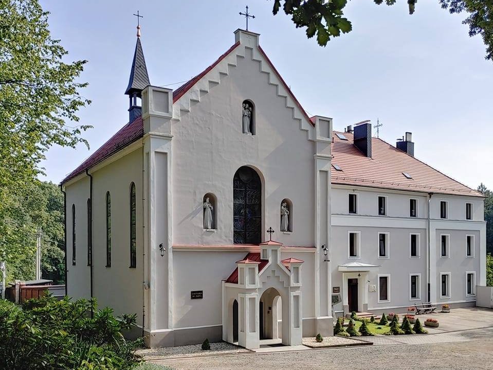 Sanktuarium św. Józefa i klasztor Franciszkanów w Prudniku [ fot. Sanktuarium św. Józefa / facebook.com/prudnikfranciszkanie ]