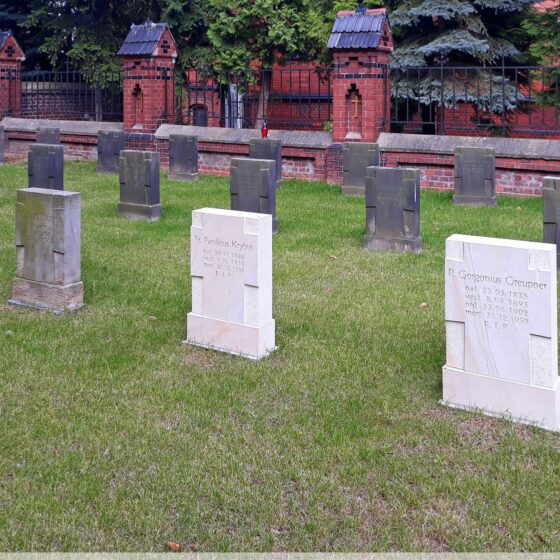 Cmentarz zakonny przy kościele pw. św. Antoniego we Wrocławiu-Karłowicach (źródło: polska-org.pl)