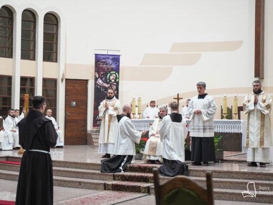 Pierwsza profesja zakonna br. Ambrożego Ciereszki OFM, Chorzów-Klimzowiec, 17 września 2025 roku Fot.: Agnieszka Grabara