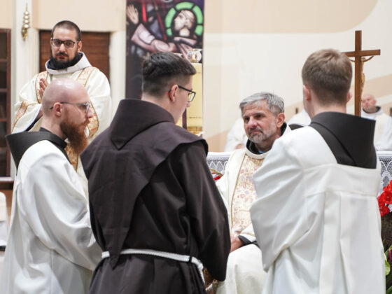 Pierwsza profesja zakonna br. Ambrożego Ciereszki OFM, Chorzów-Klimzowiec, 17 września 2025 roku Fot.: Agnieszka Grabara