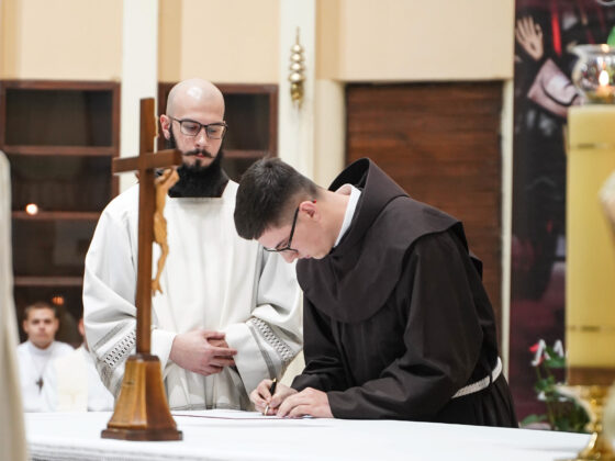 Pierwsza profesja zakonna br. Ambrożego Ciereszki OFM, Chorzów-Klimzowiec, 17 września 2025 roku Fot.: Agnieszka Grabara