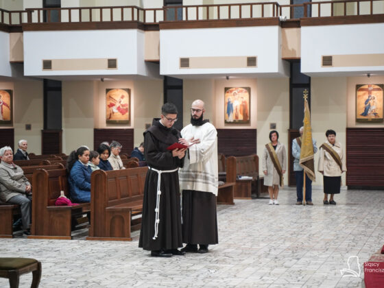 Pierwsza profesja zakonna br. Ambrożego Ciereszki OFM, Chorzów-Klimzowiec, 17 września 2025 roku Fot.: Agnieszka Grabara