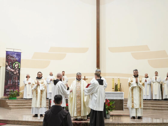 Pierwsza profesja zakonna br. Ambrożego Ciereszki OFM, Chorzów-Klimzowiec, 17 września 2025 roku Fot.: Agnieszka Grabara