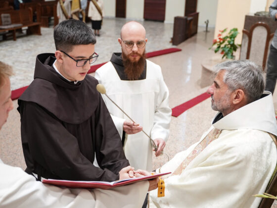 Pierwsza profesja zakonna br. Ambrożego Ciereszki OFM, Chorzów-Klimzowiec, 17 września 2025 roku Fot.: Agnieszka Grabara