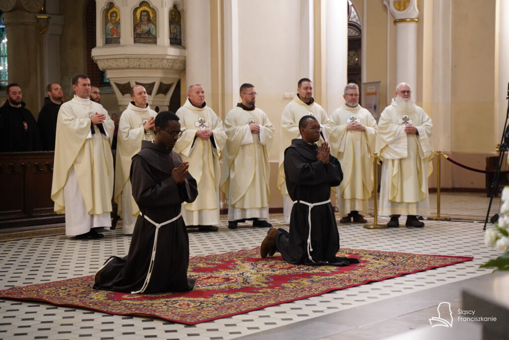 Śluby wieczyste br. Herweusza Iruhiriye OFM z Kustodii Matki Bożej z Kibeho w Burundi oraz br. Józef Waithaka OFM z Prowincji św. Franciszka z Asyżu w Kenii 011.10.2025 r. Fot.: Agnieszka Grabaral/FCM