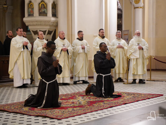 Śluby wieczyste br. Herweusza Iruhiriye OFM z Kustodii Matki Bożej z Kibeho w Burundi oraz br. Józef Waithaka OFM z Prowincji św. Franciszka z Asyżu w Kenii 011.10.2025 r. Fot.: Agnieszka Grabaral/FCM