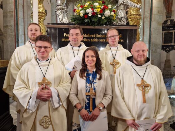 Wręczenie krzyża misyjnego br. Pio Siuremu OFM, katedra w Gnieźnie, 26 kwietnia 2026 Fot. za Centrum Formacji Misyjnej