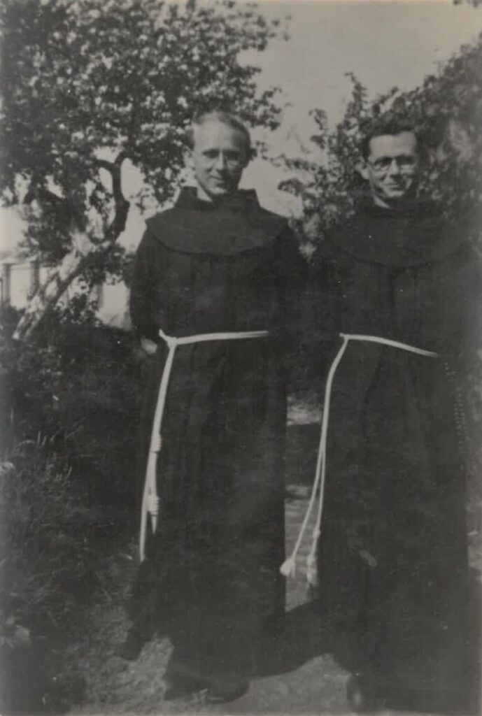 Od lewej: o. Solan Ratajczak OFM oraz o. Wincenty Dwucet OFM. Kobylin 1937